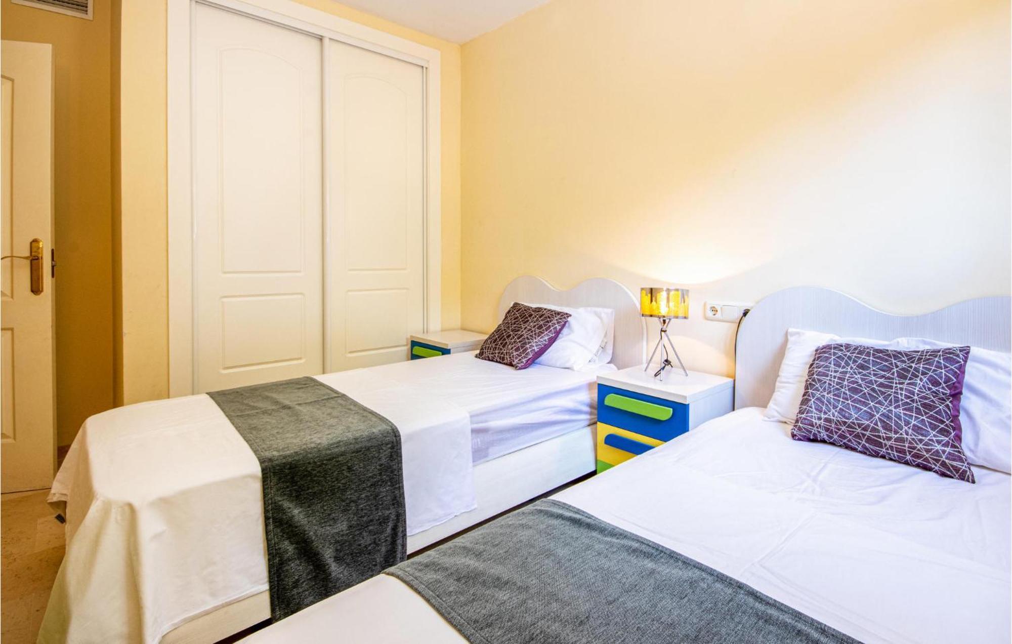 Awesome In Elviria With Wifi Apartamento *